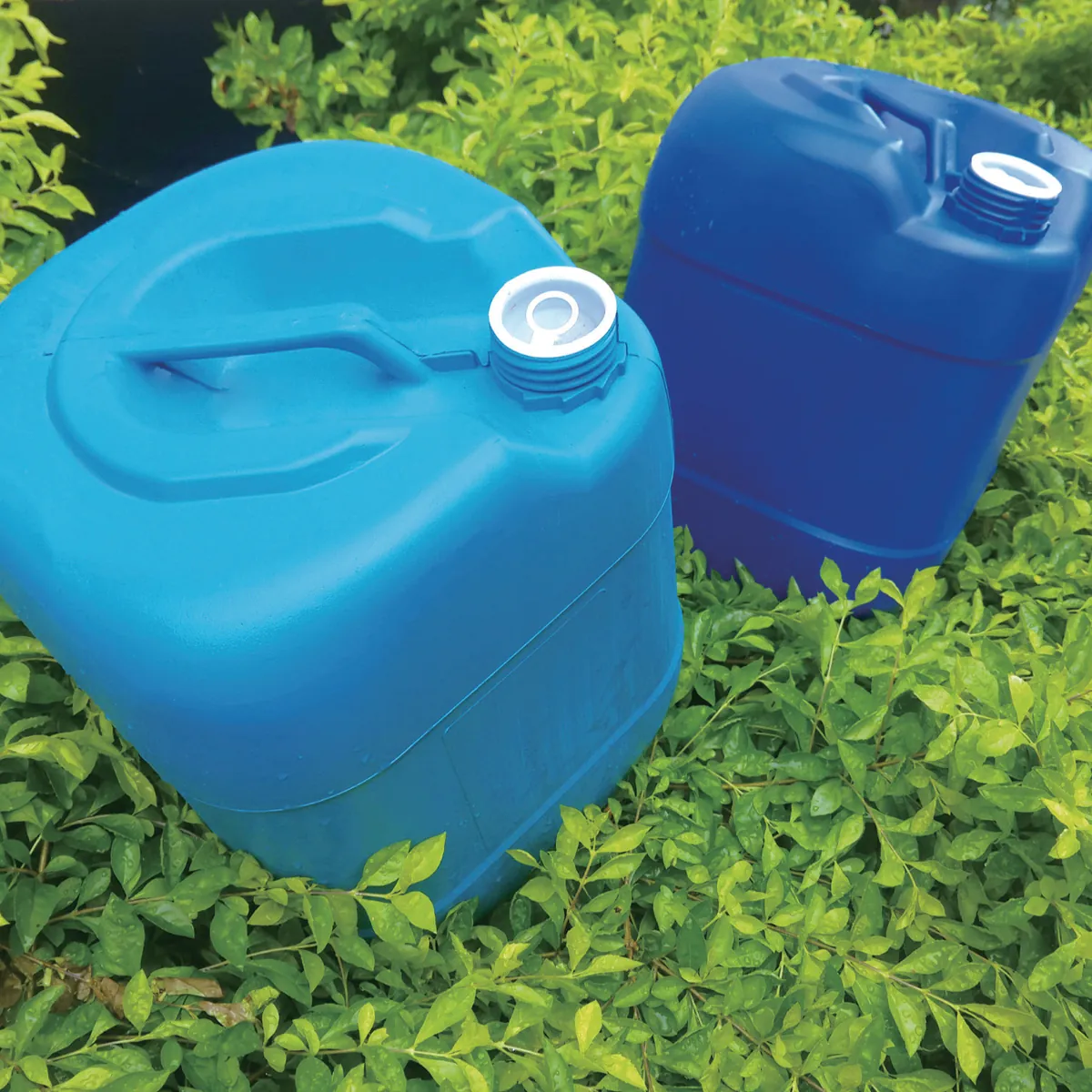 Синие канистры из HDPE для химикатов и средств защиты растений