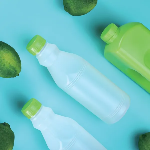Полупрозрачные бутылки для напитков из HDPE с зелёными крышками