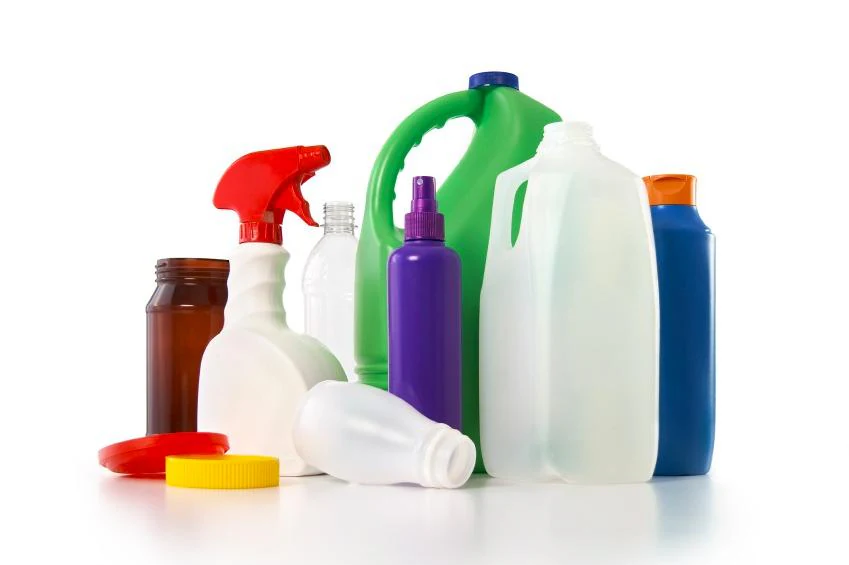 Flacons pulvérisateurs, bidons de détergent et bouchons en plastique