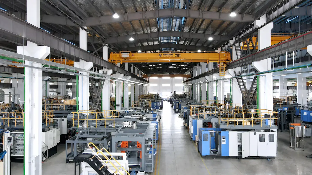 Extrusion blow molding machines in the Tongda assembly hall