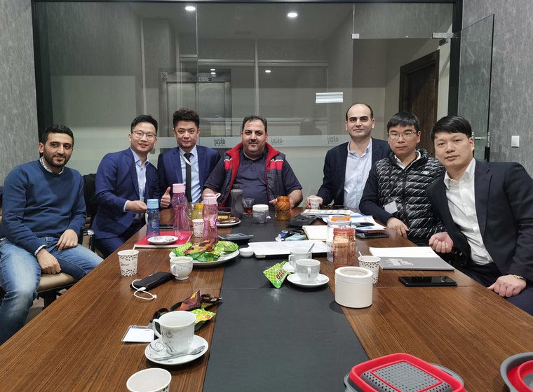 Reunião da equipe da Tongda com clientes