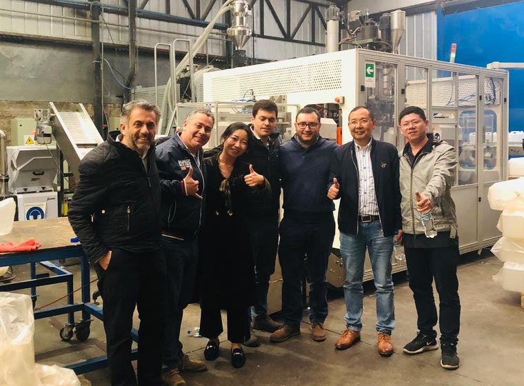 Clientes da Tongda na oficina de montagem de máquinas