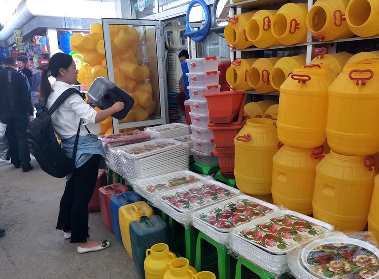 Clientes da Tongda inspecionando recipientes plásticos
