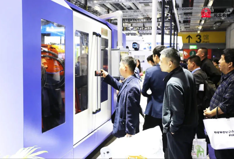 زوار يعاينون آلة HSE الكهربائية بالكامل في CHINAPLAS 2024