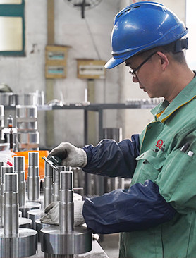 Técnico da Tongda inspecionando componentes da máquina