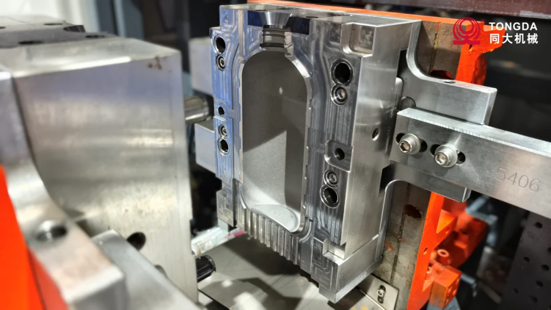 Open mold and clamping area during machine inspection