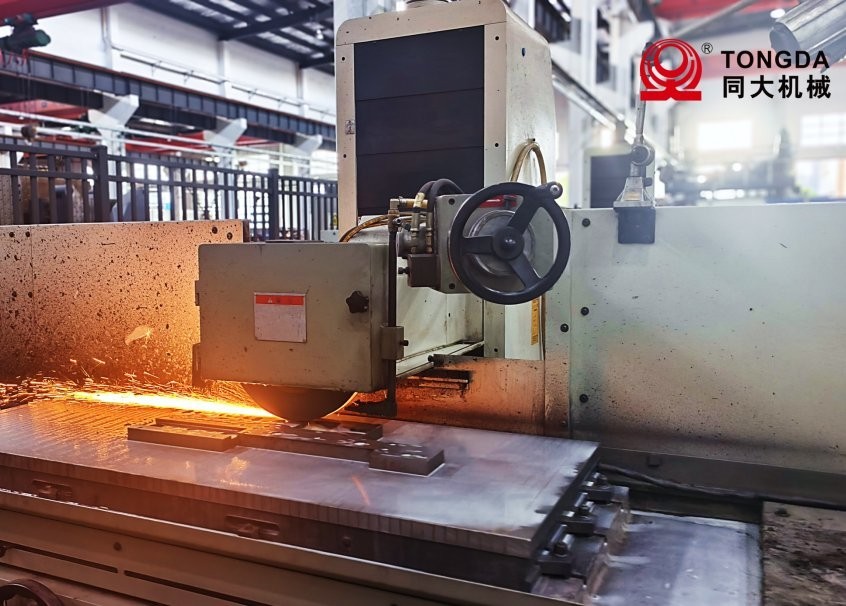 Machining a blow mold in the Tongda workshop